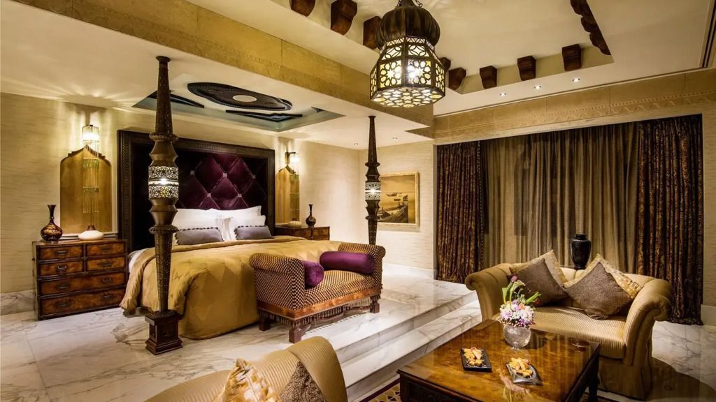 Luxuriöse Suite mit edlem Bett und stilvoller Beleuchtung