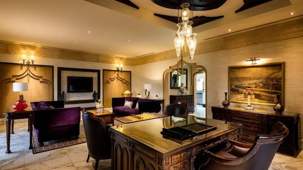 Opulenter Wohnbereich der Suite mit edlen Möbeln und dekorativen Elementen