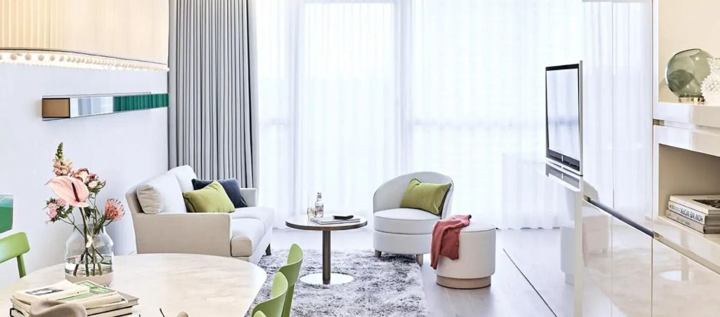 Helles Wohnzimmer mit modernen Sesseln und großem Fenster