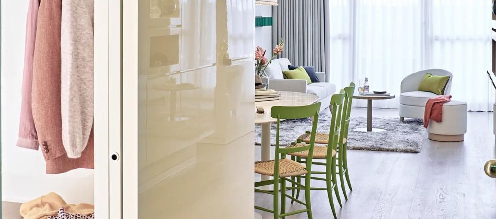 Essbereich mit grünen Stühlen und stilvollem Interieur