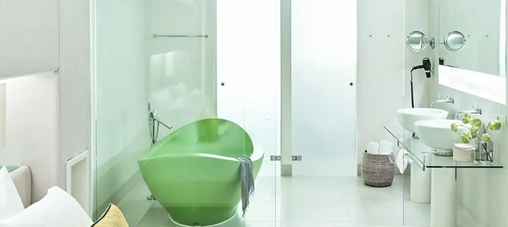 Modernes Bad mit grüner freistehender Badewanne
