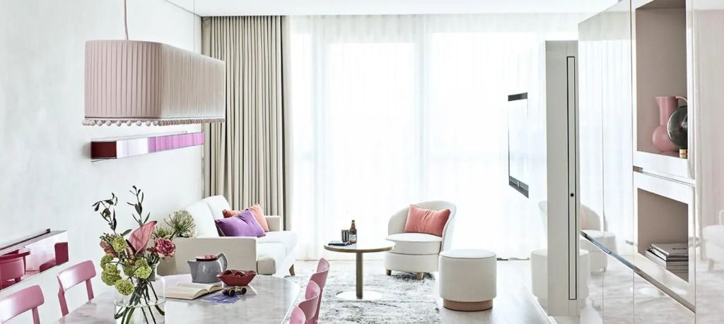 Helles Wohnzimmer mit modernen Möbeln und großen Fenstern.