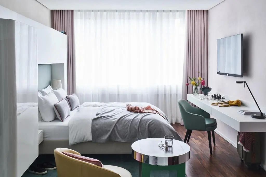 Modernes Superior Doppelzimmer mit Doppelbett und großen Fenstern