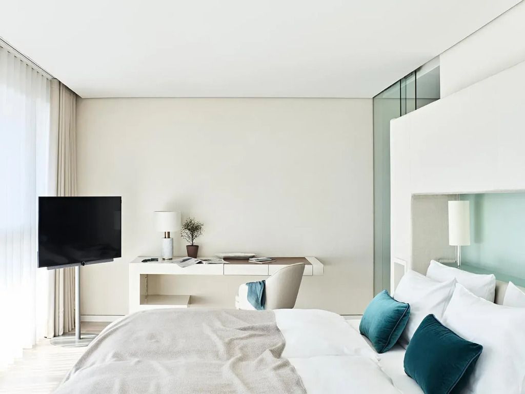 Geräumiges Schlafzimmer mit modernem Design und großem Flachbildfernseher