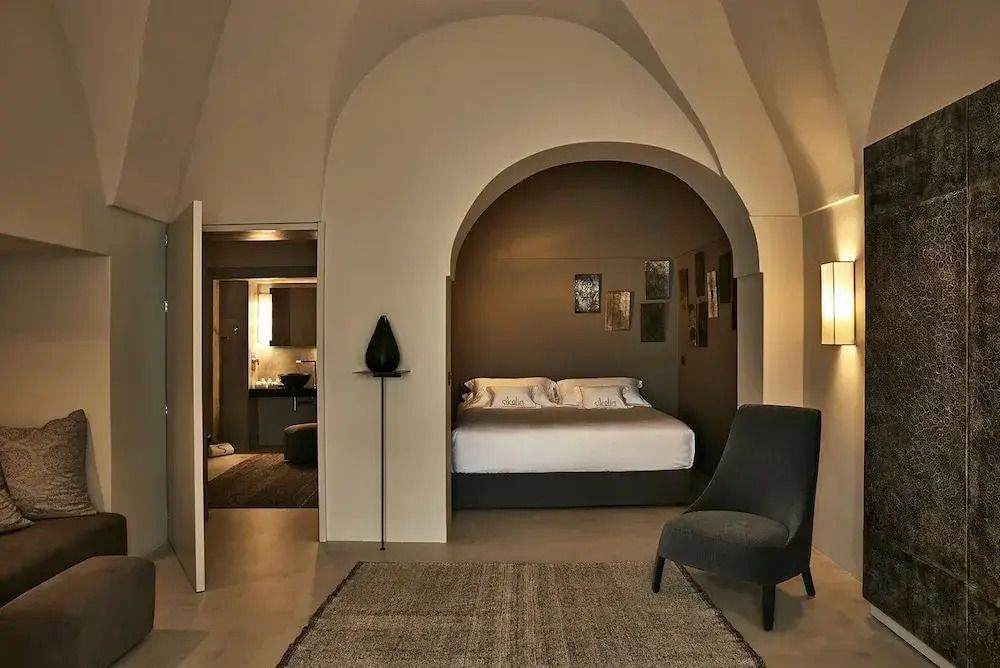 Schlafbereich mit gemütlichem Doppelbett und beeindruckender Architektur