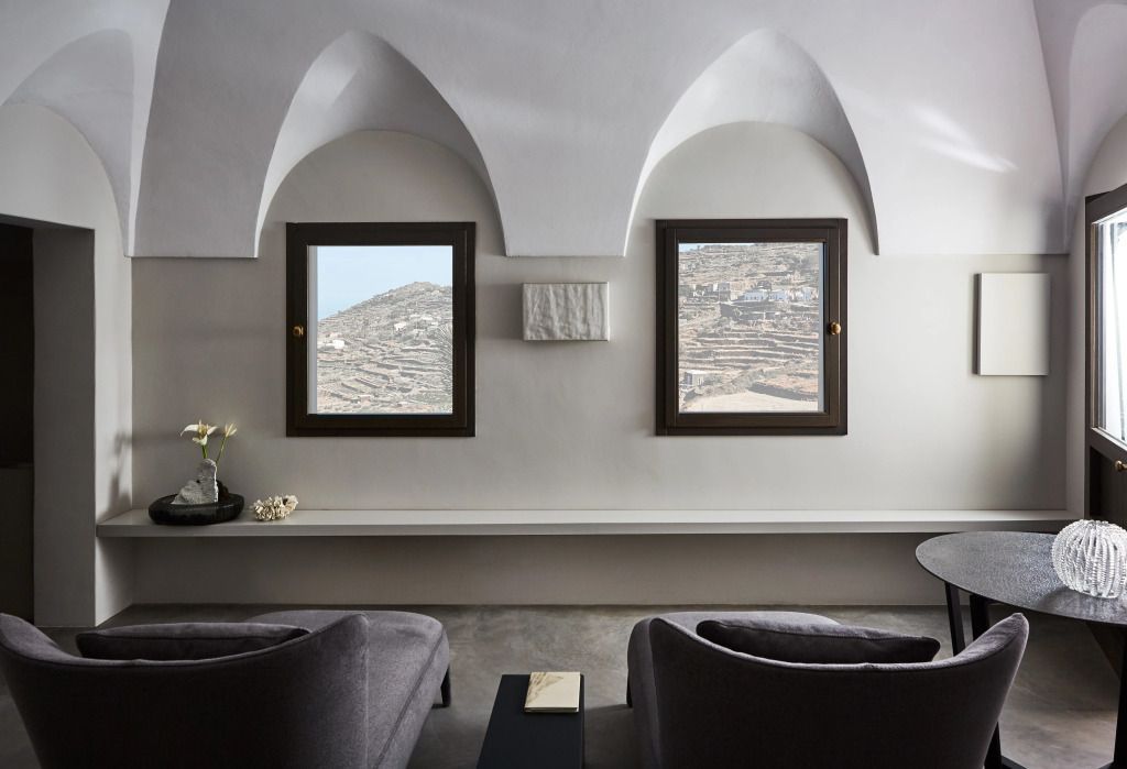 Elegantes Wohnzimmer mit zwei Fenstern und gemütlichen Sesseln.