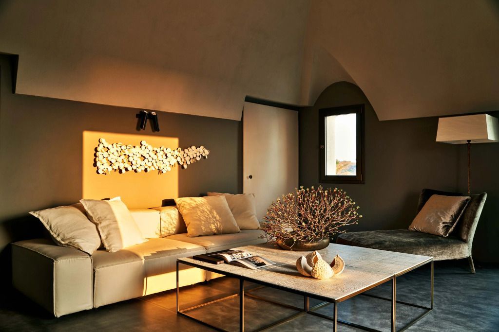 Gemütliches Wohnzimmer mit einladendem Sofa und moderner Dekoration.