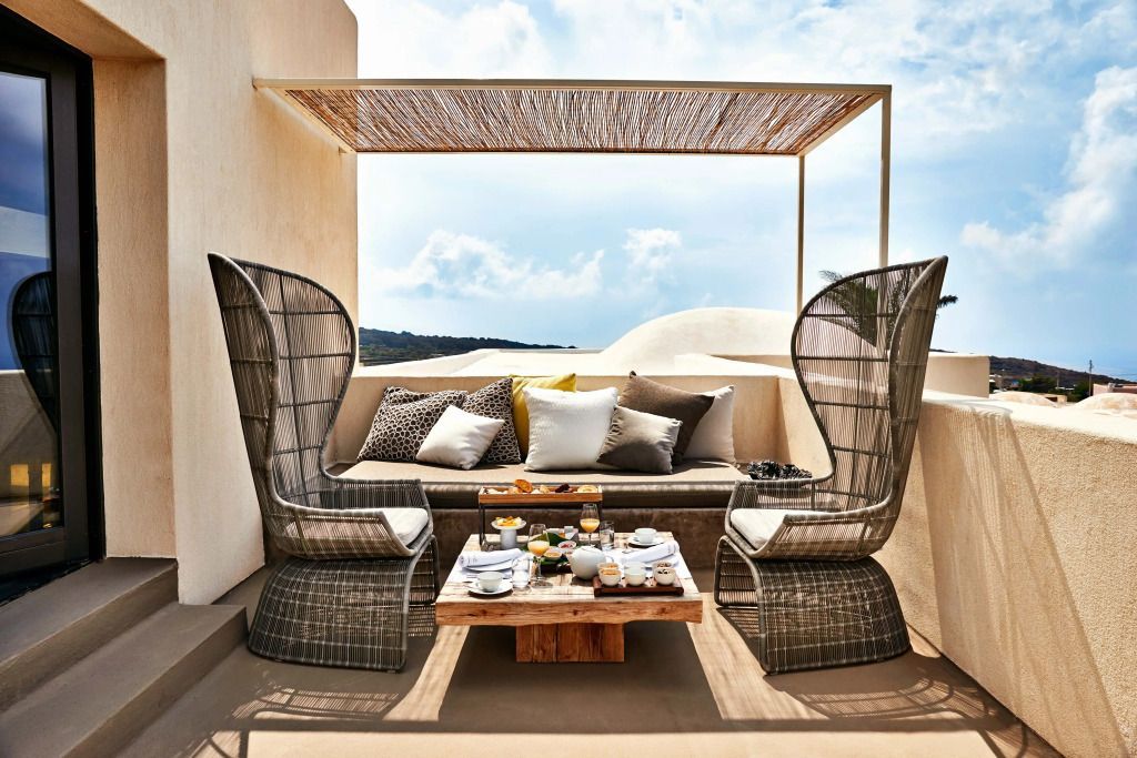 Elegante Terrasse mit stilvollen Sitzmöbeln und Panoramablick.