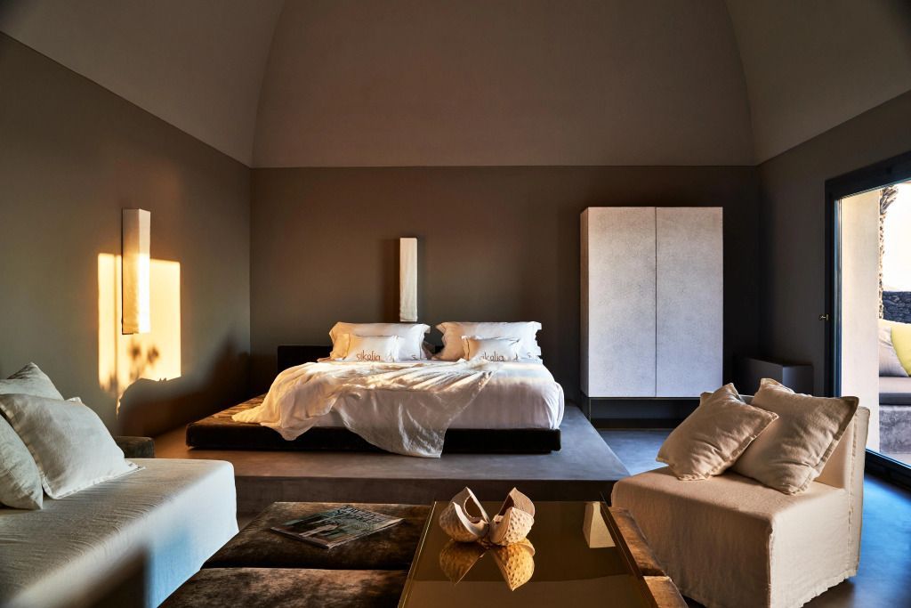 Luxuriöses Schlafzimmer in warmem Licht mit stilvollen Möbeln