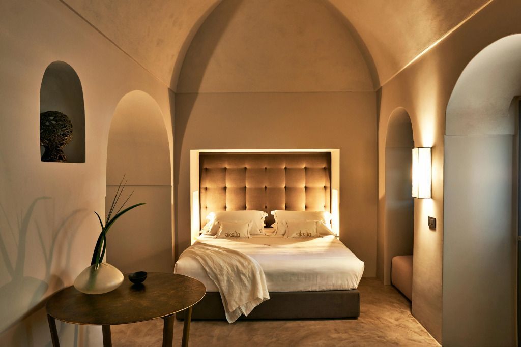 Elegantes Schlafzimmer mit großem Bett und sanfter Beleuchtung