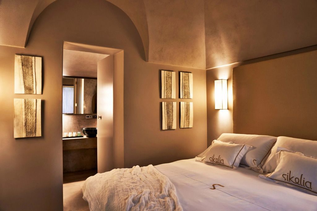Gemütliches Schlafzimmer mit luxuriösen Details und Badezimmeransicht