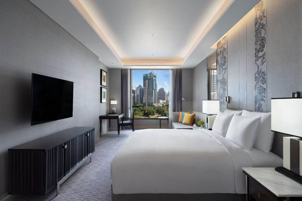 Moderne Suite mit großem Fensterblick auf die Skyline von Bangkok