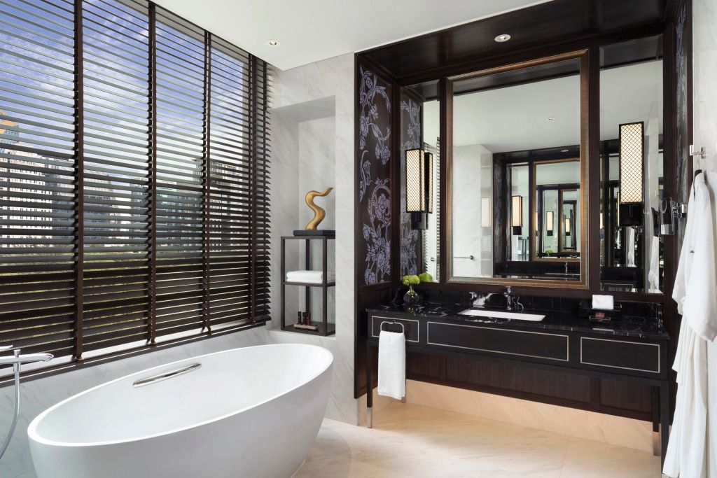 Modernes Badezimmer mit freistehender Badewanne und stilvollen Armaturen