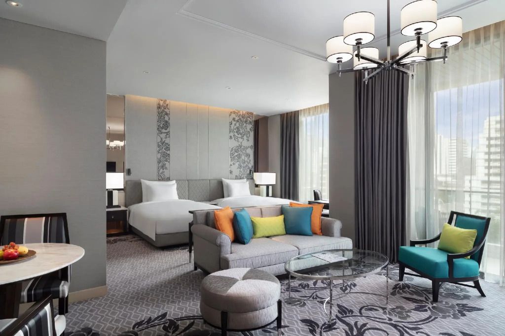 Helles Grand Deluxe Doppelzimmer mit zwei Einzelbetten und eleganter Einrichtung