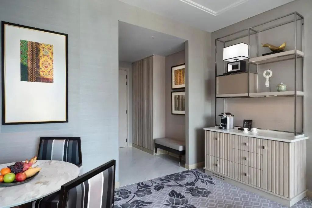 Sitzecke im Grand Deluxe Zimmer mit Kaffeemaschine und stilvoller Dekoration