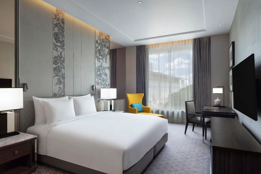 Geräumiges Schlafzimmer mit modernem Dekor und einem großen Fenster im Grand Executive Suite