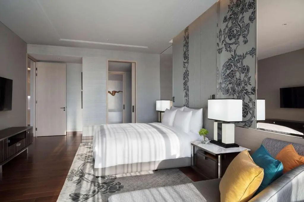 Geräumiges Schlafzimmer mit eleganter Wanddekoration und großem Doppelbett