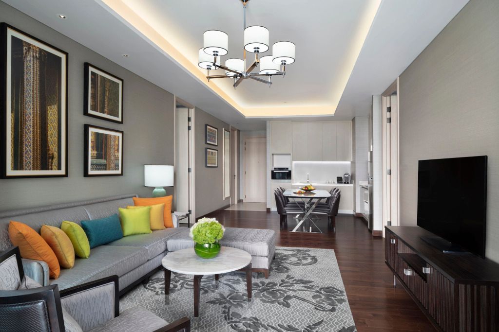 Moderne Suite mit gemütlichem Wohnbereich und stilvoller Einrichtung