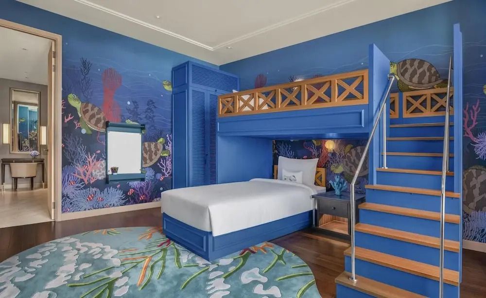 Familienzimmer mit Hochbett und Meeresmuster Wandmalerei im Sindhorn Kempinski Hotel