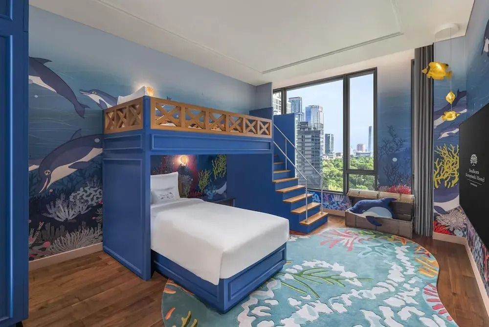 Familienzimmer mit Hochbett Fensterblick und Wandmalerei im Sindhorn Kempinski Hotel