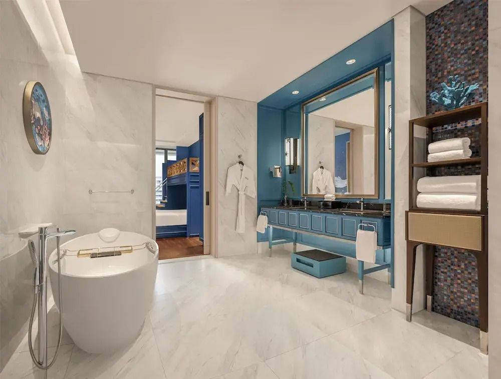 Modernes Badezimmer mit freistehender Badewanne im Sindhorn Kempinski Hotel