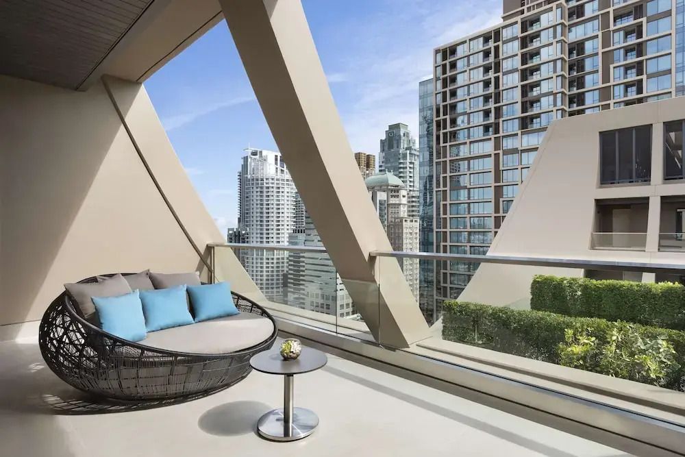 Balkon mit stilvollem Sitzbereich und beeindruckendem Blick auf die Stadt.