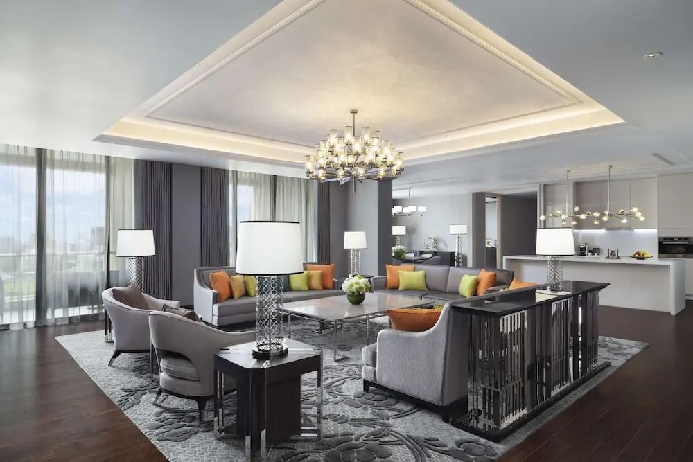 Luxuriöser Wohnbereich der Sindhorn Royal Suite mit Designer-Möbeln und Beleuchtung.
