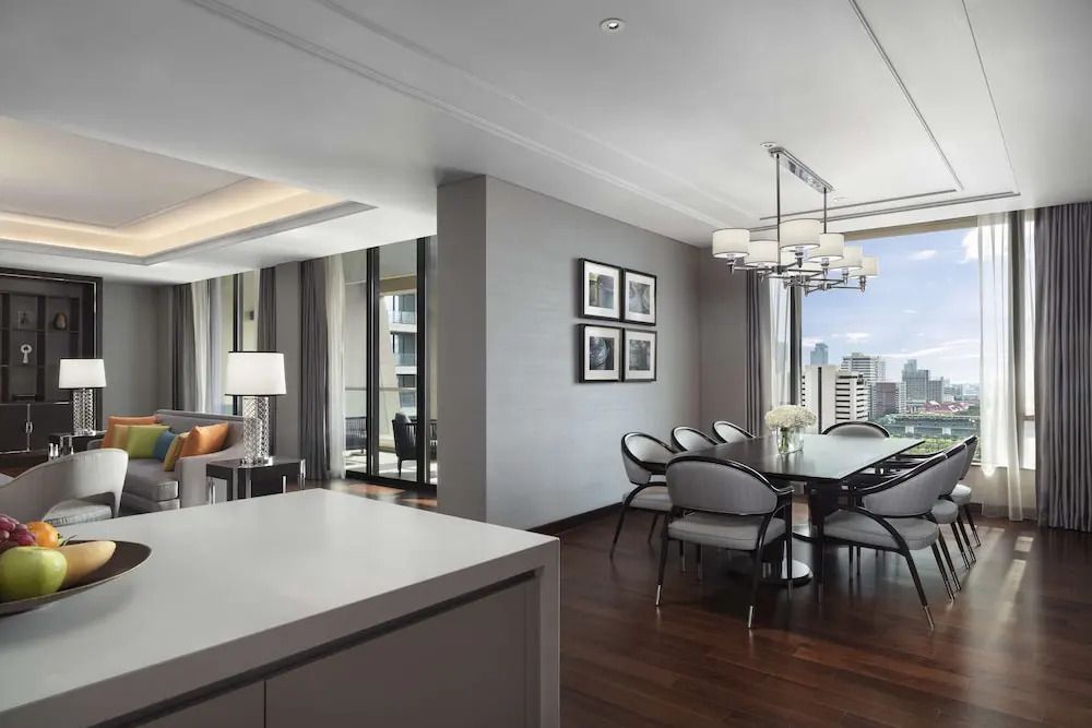 Essbereich der Sindhorn Royal Suite mit großem Tisch, Panorama-Ausblick und moderner Kunst.