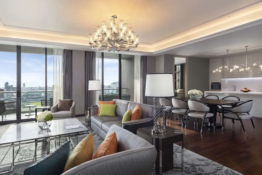 Luxuriöser Wohnbereich der Sindhorn Suite mit eleganten Möbeln und Kronleuchter.