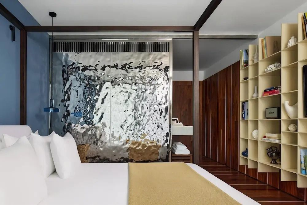 Modernes Doppelzimmer mit Kunstglas-Trennwand und Holzakzenten