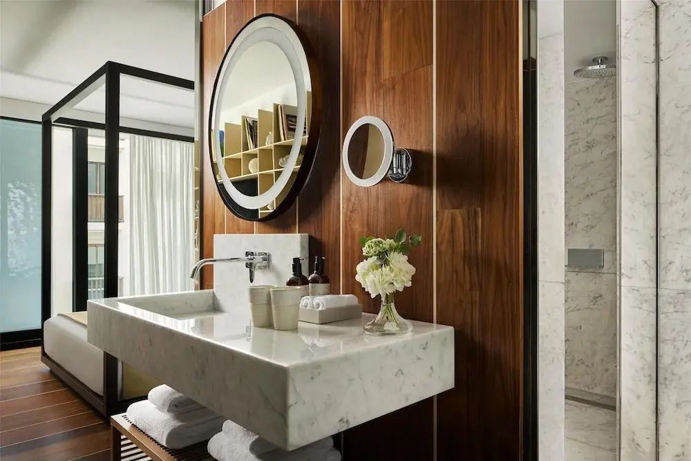 Luxuriöses Badezimmer mit Holzverkleidung und Marmordetails