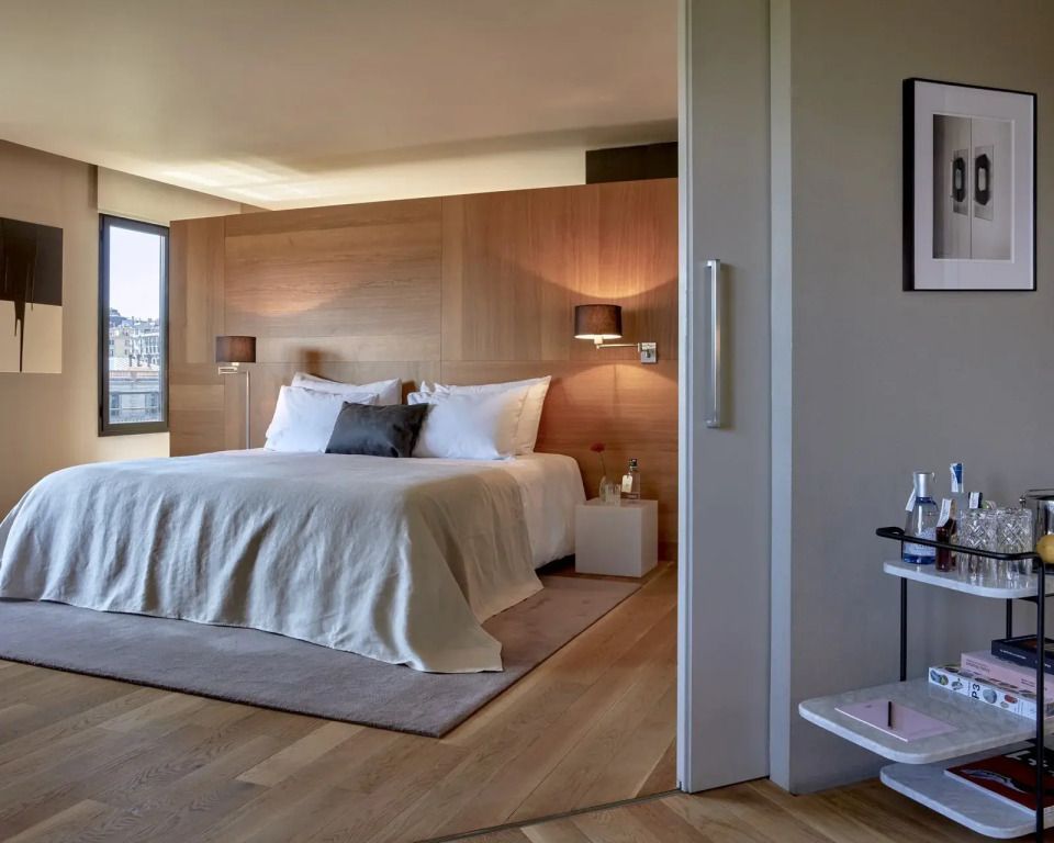 Elegantes Hotelzimmer mit Doppelbett in modernen Holztönen