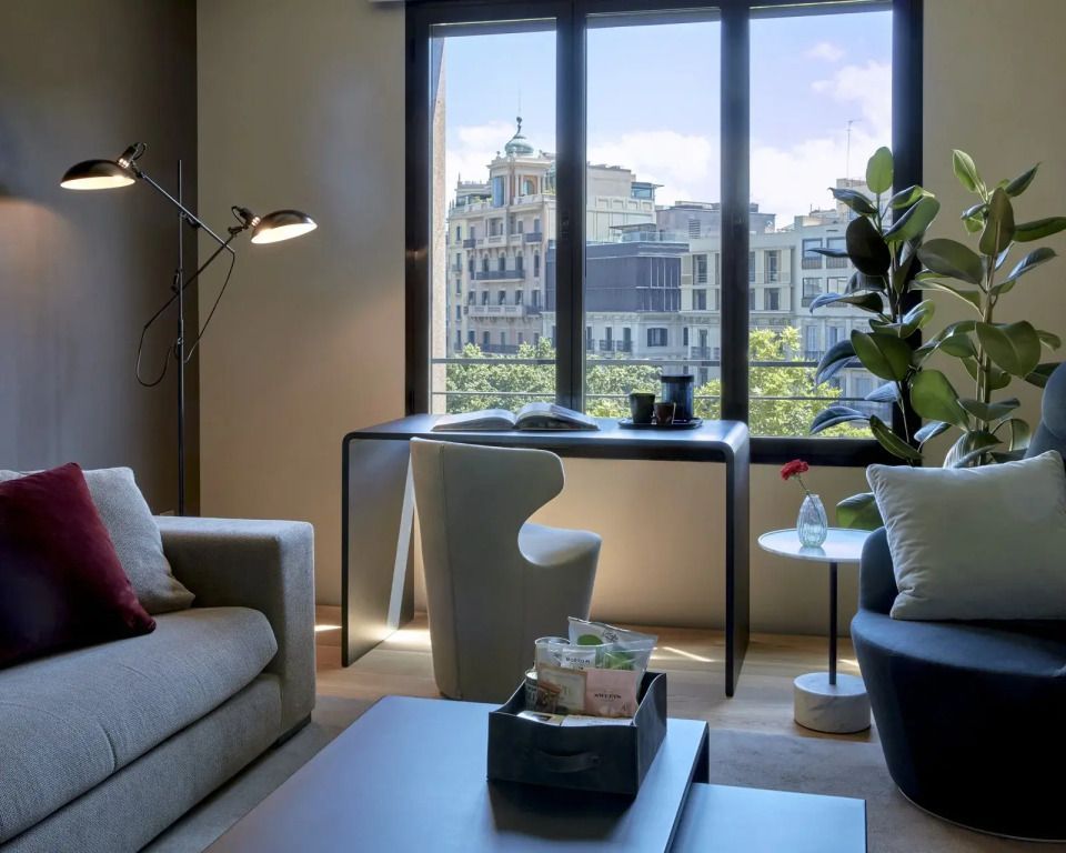 Gemütliche Sitzecke mit Schreibtisch und Blick auf die Stadt