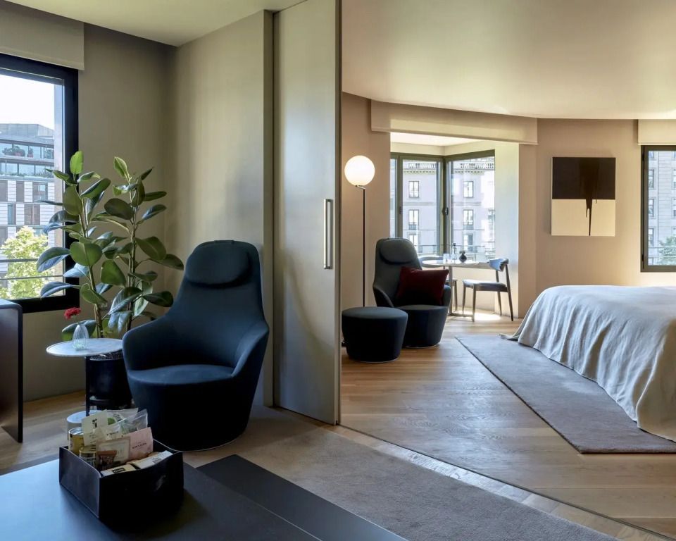 Großzügiges Zimmer mit Sitzbereich und moderner Einrichtung