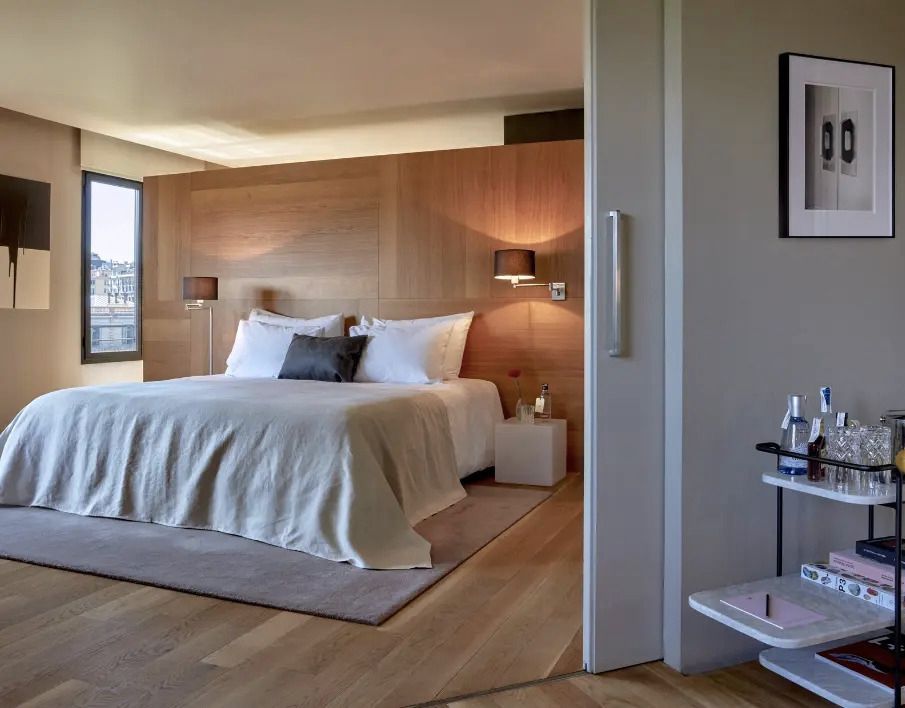 Moderne Suite mit Doppelbett und Holzverkleidung im Hotel Sir Victor