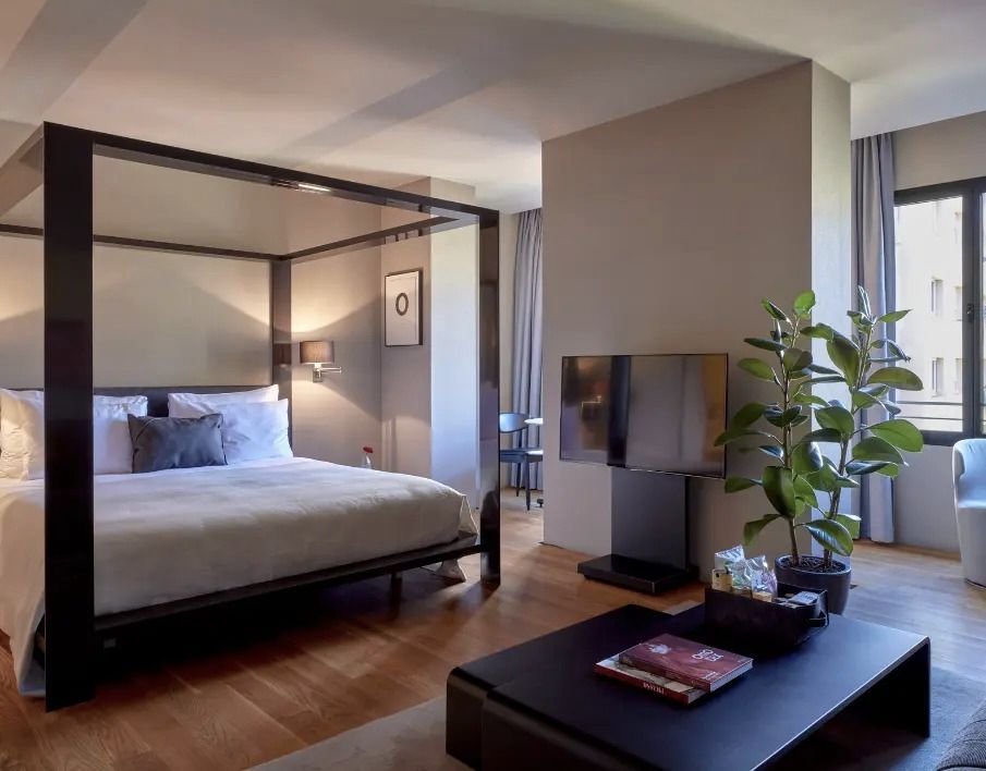 Geräumige Suite mit Himmelbett und eleganter Beleuchtung