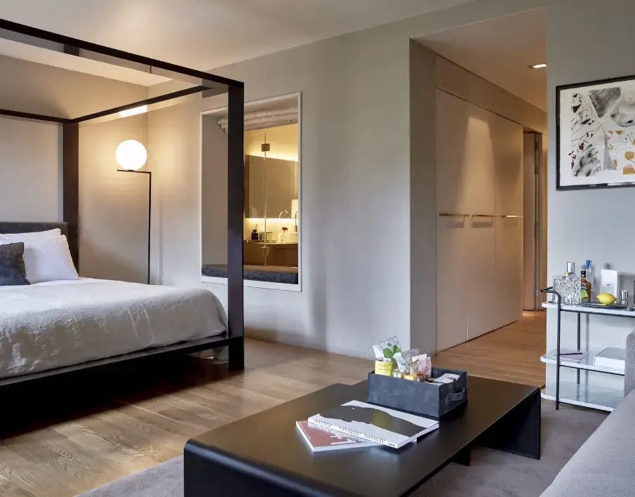 Moderne Suite mit Himmelbett und gemütlicher Sitzecke