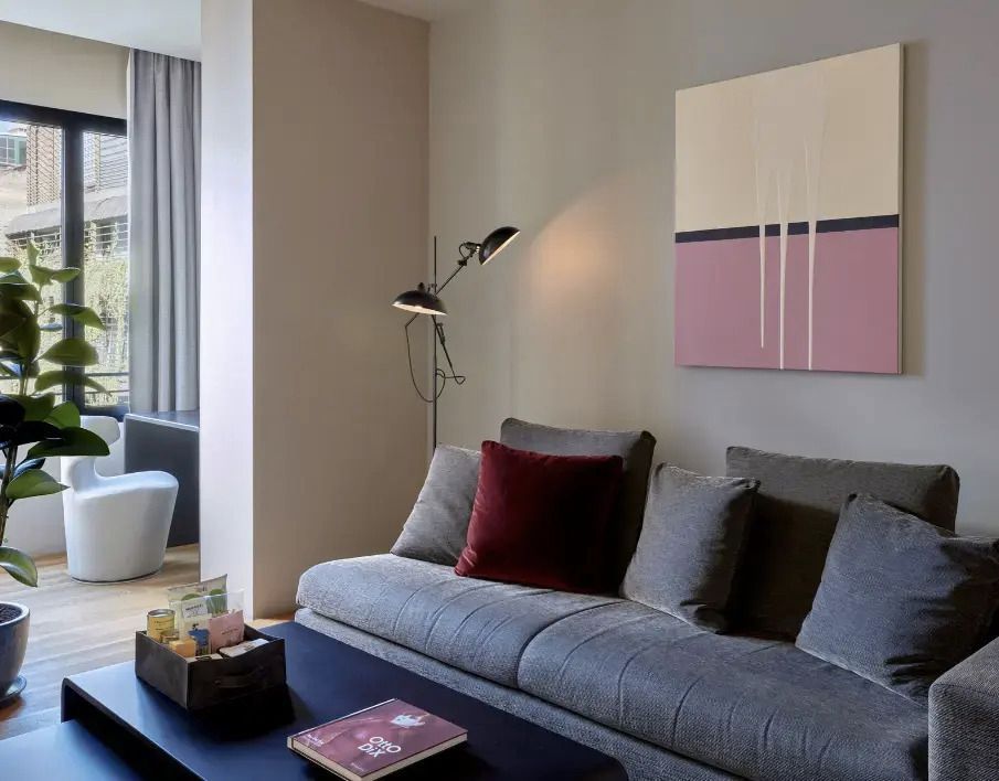 Gemütliche Sitzecke in Suite mit stilvollem Sofadesign