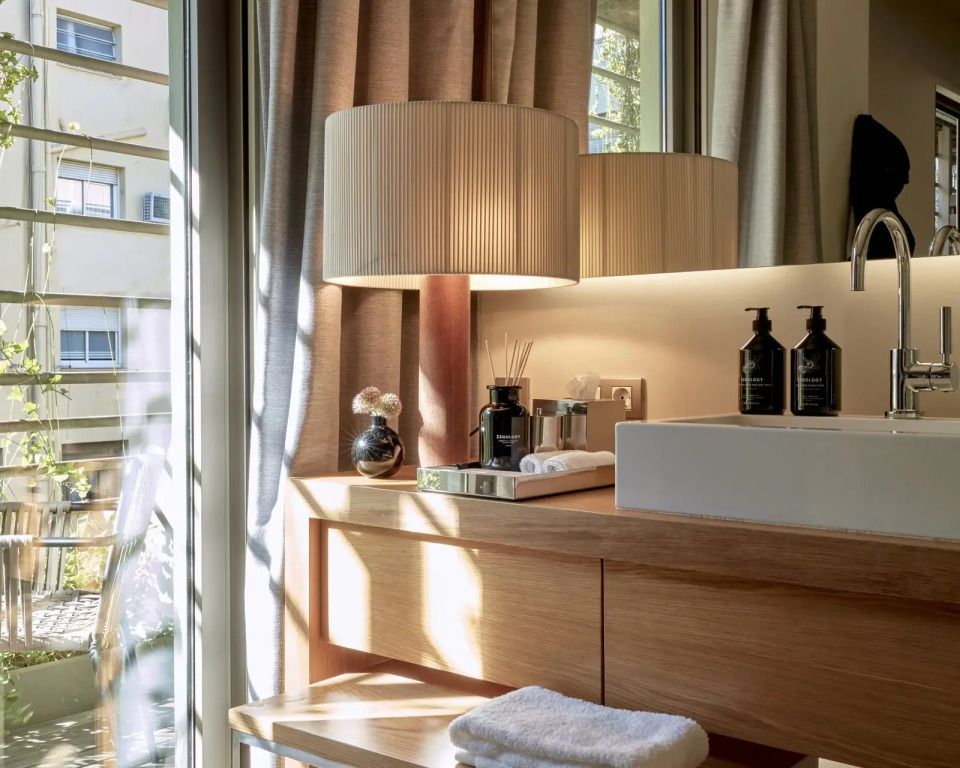 Waschbereich mit modernen Annehmlichkeiten im Sir Victor Hotel
