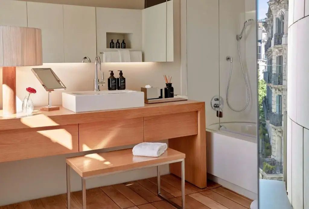 Modernes Badezimmer mit Badewanne und Holzverkleidung im Hotelzimmer