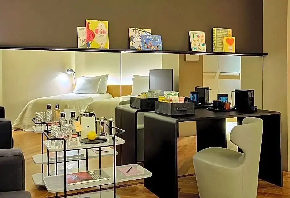 Zimmer mit Minibar und Spiegelwand, stilvolle Beleuchtung