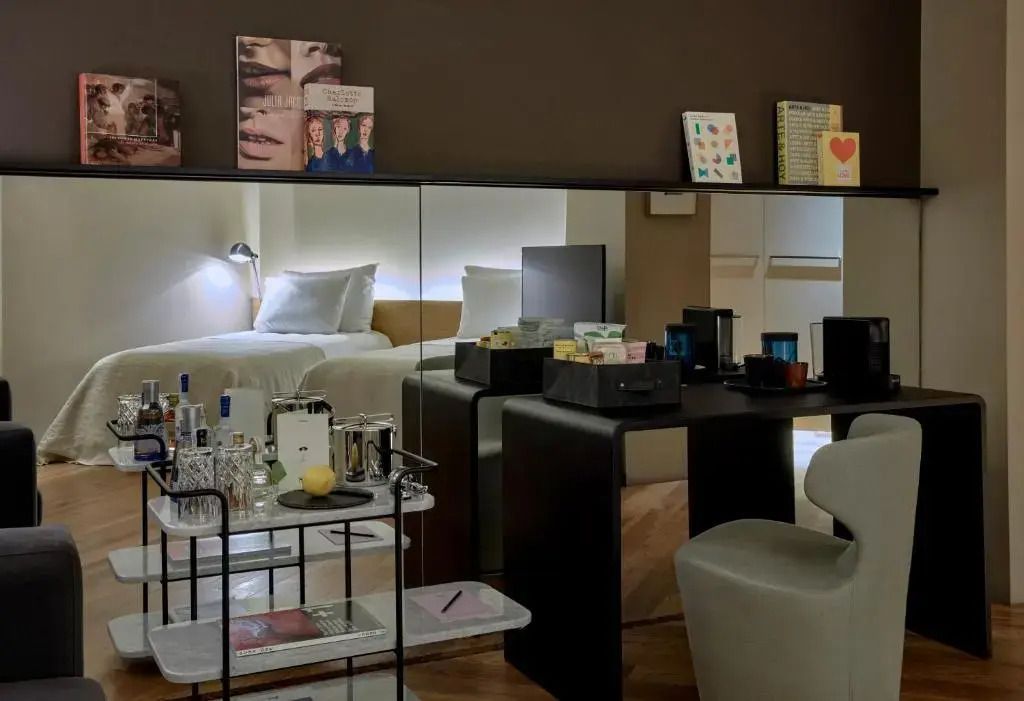 Modern eingerichtetes Zimmer mit Spiegel und Barwagen
