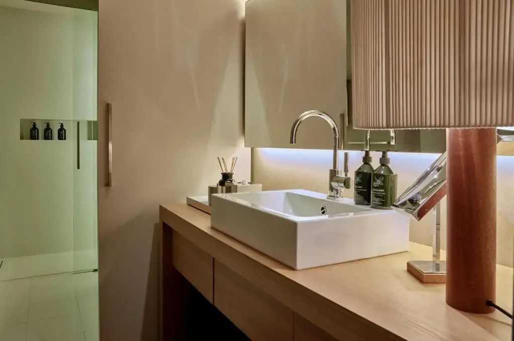 Modernes Badezimmer mit Waschbecken und stilvoller Beleuchtung