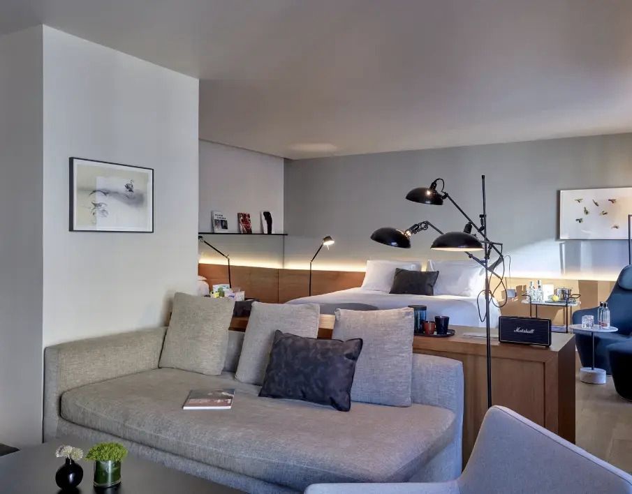 Luxuriöses Doppelzimmer mit Sofa und kunstvoller Dekoration
