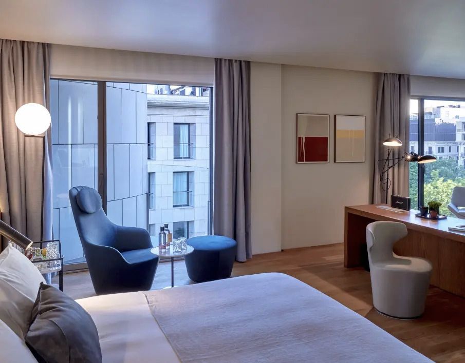 Helles Doppelzimmer mit großem Fenster und moderner Einrichtung