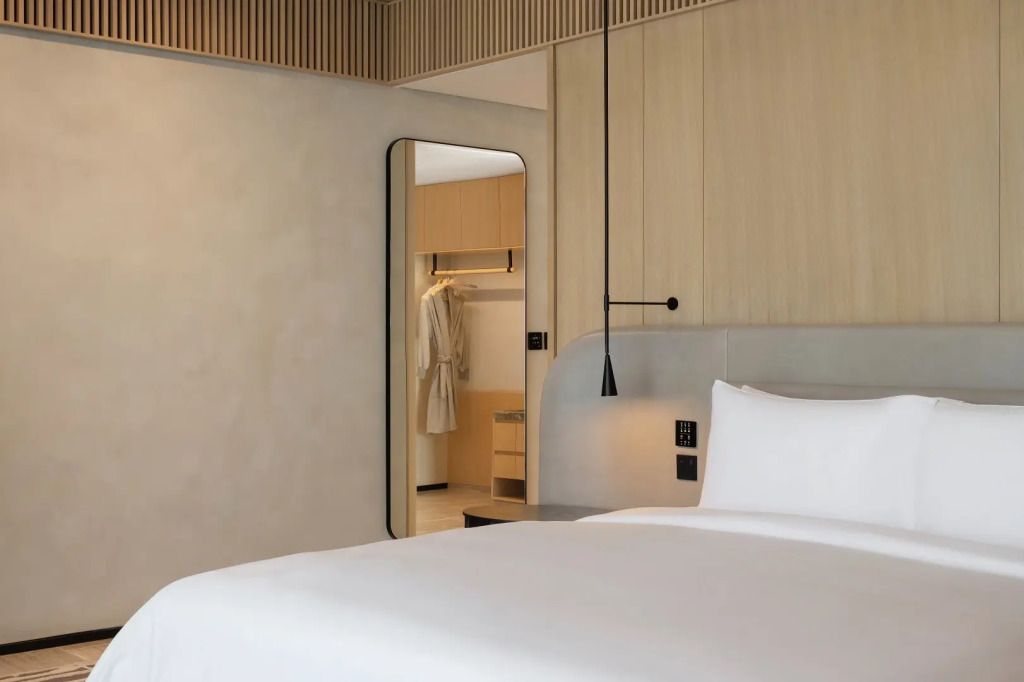 Elegant eingerichtetes Schlafzimmer mit Doppelbett und Spiegel