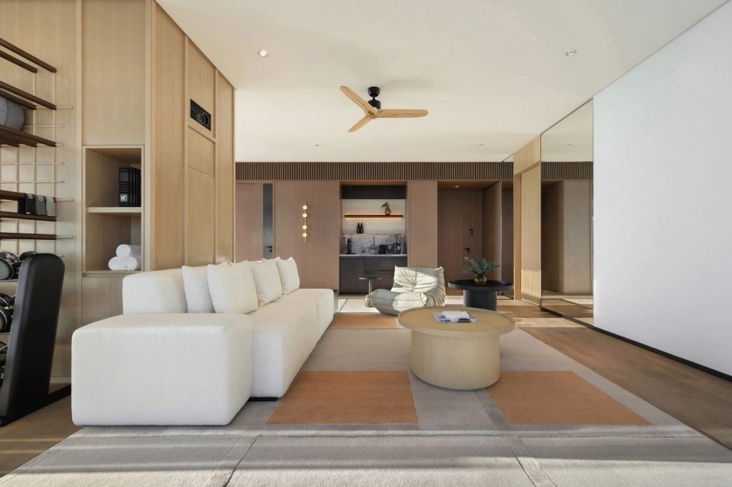 Geräumiger Wohnbereich mit Sofa und Holzmöbeln