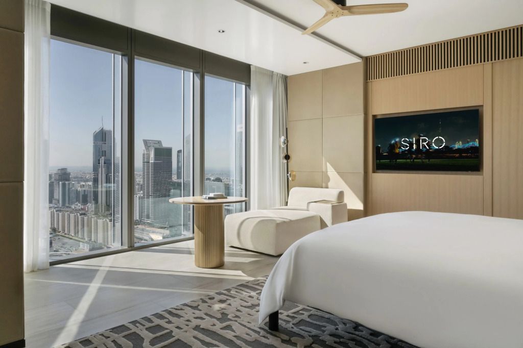 Suite mit Panoramablick auf die Skyline von Dubai und moderner Einrichtung