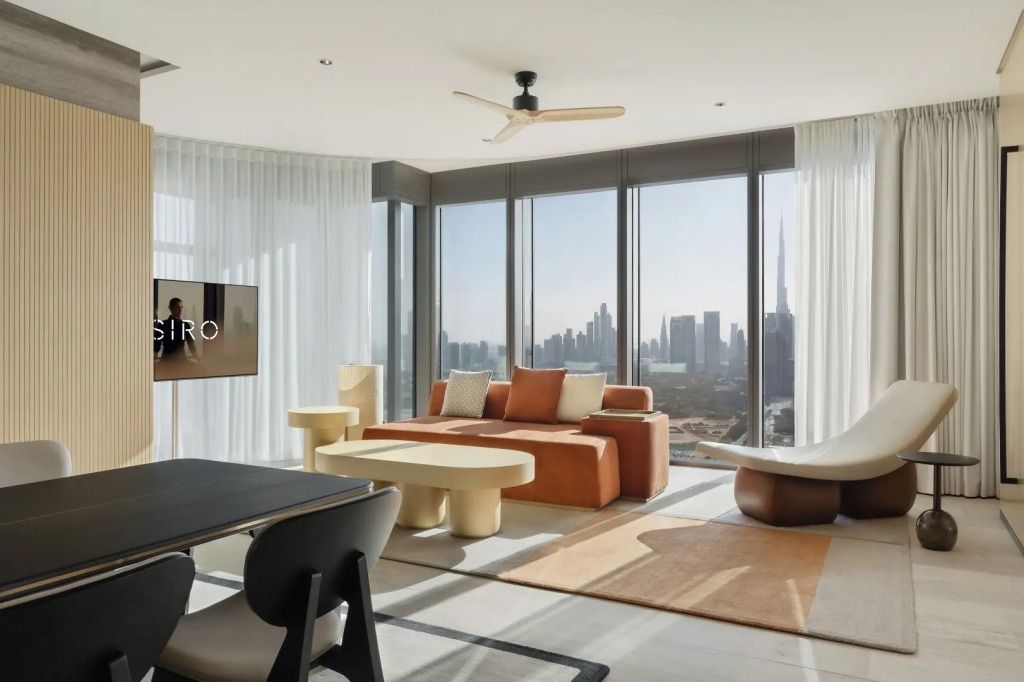 Lichtdurchfluteter Wohnbereich mit Panoramafenstern und Blick auf Dubai