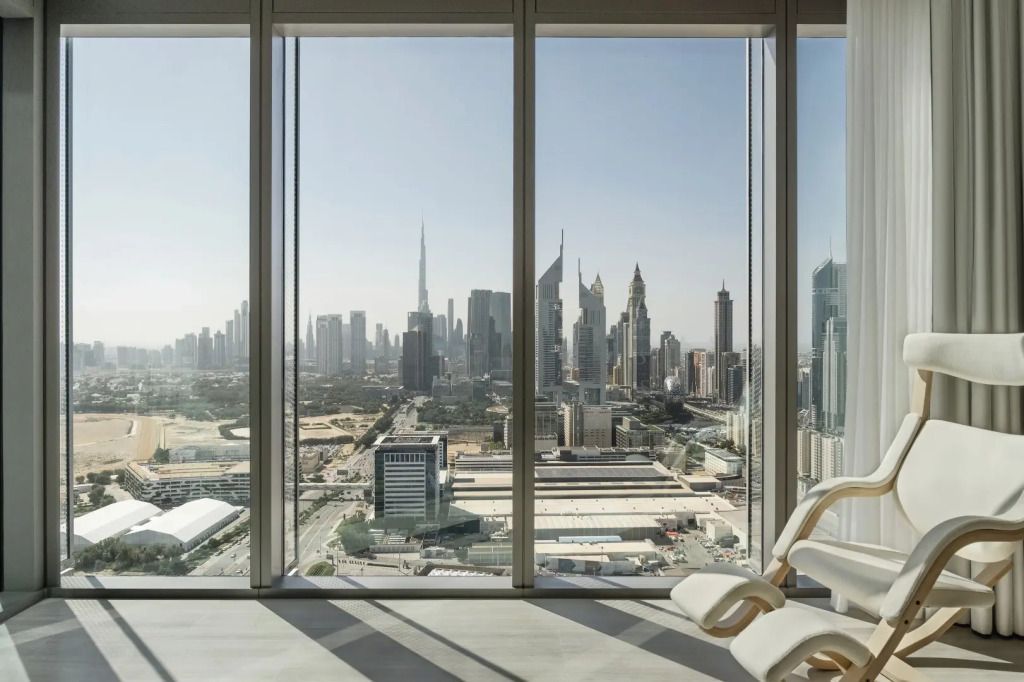 Panoramafenster mit Aussicht auf ikonische Skyline von Dubai
